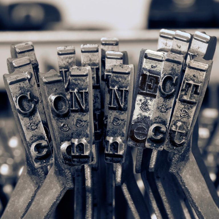 Le mot anglais "Connect" sur les marteaux d'une machine à écrire, symbolisant la communication numérique
